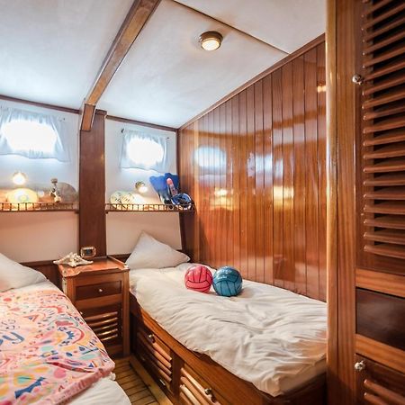 Spacious Yacht Hotel Barcelona City Center 5 Cabins Exterior photo