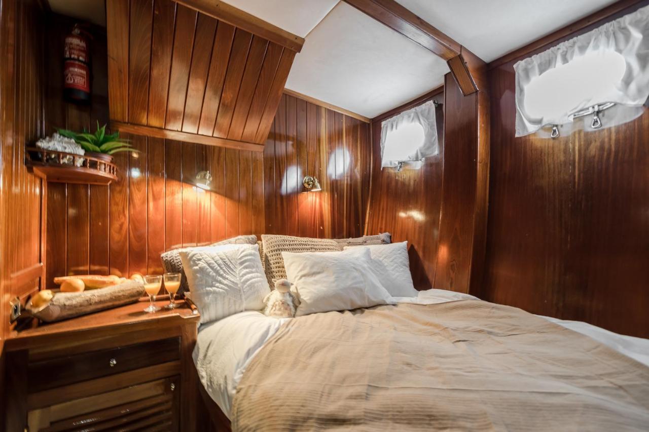 Spacious Yacht Hotel Barcelona City Center 5 Cabins Exterior photo