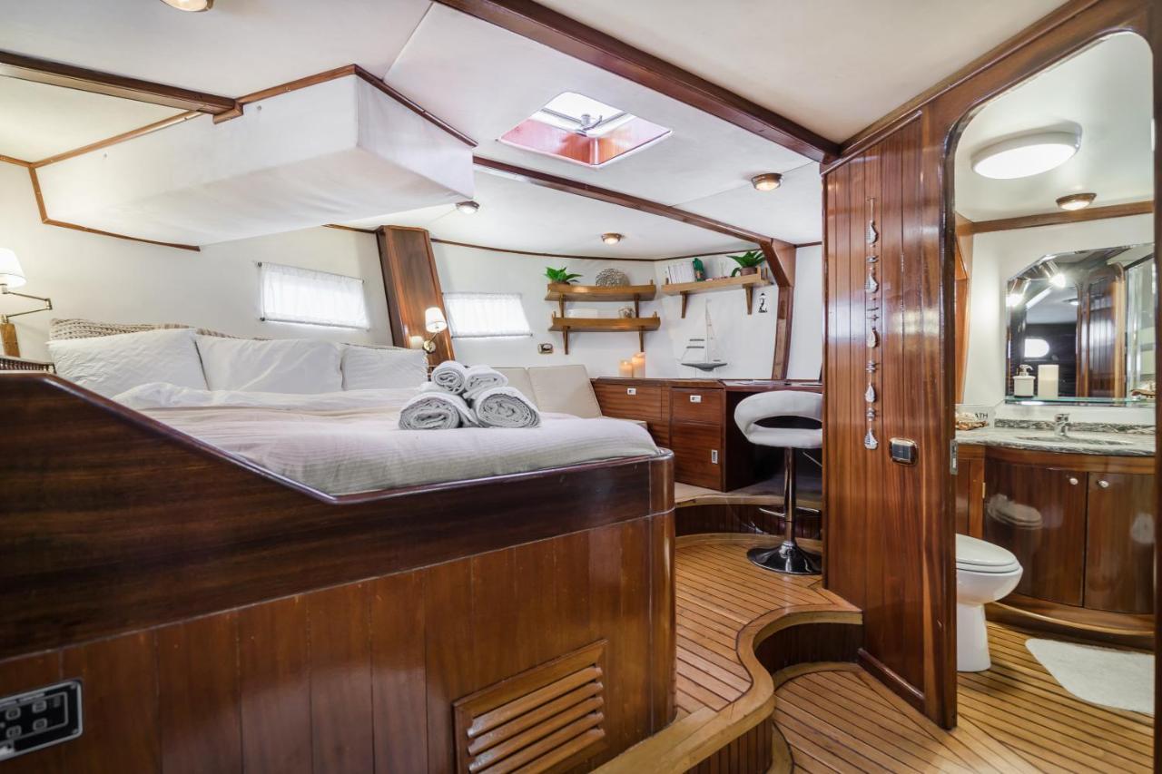Spacious Yacht Hotel Barcelona City Center 5 Cabins Exterior photo
