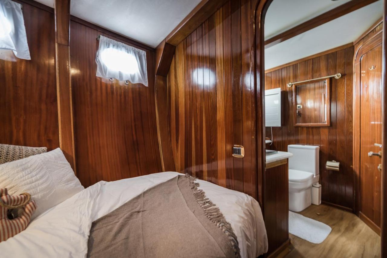Spacious Yacht Hotel Barcelona City Center 5 Cabins Exterior photo