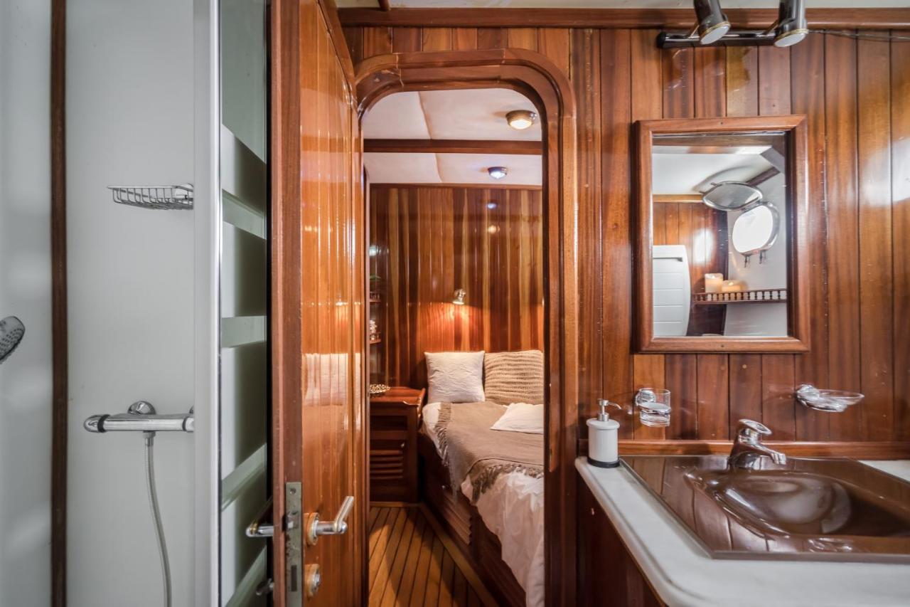 Spacious Yacht Hotel Barcelona City Center 5 Cabins Exterior photo