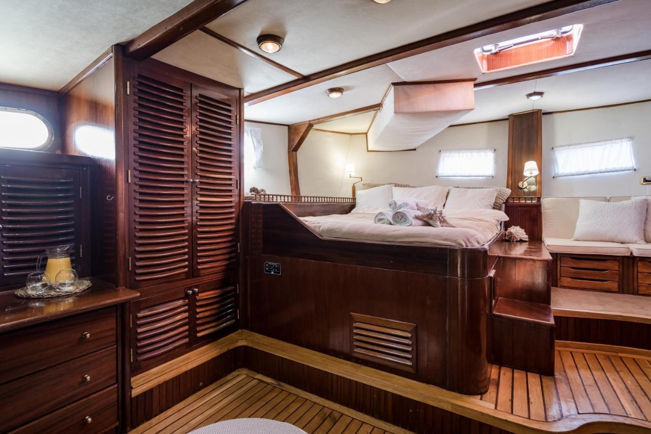 Spacious Yacht Hotel Barcelona City Center 5 Cabins Exterior photo