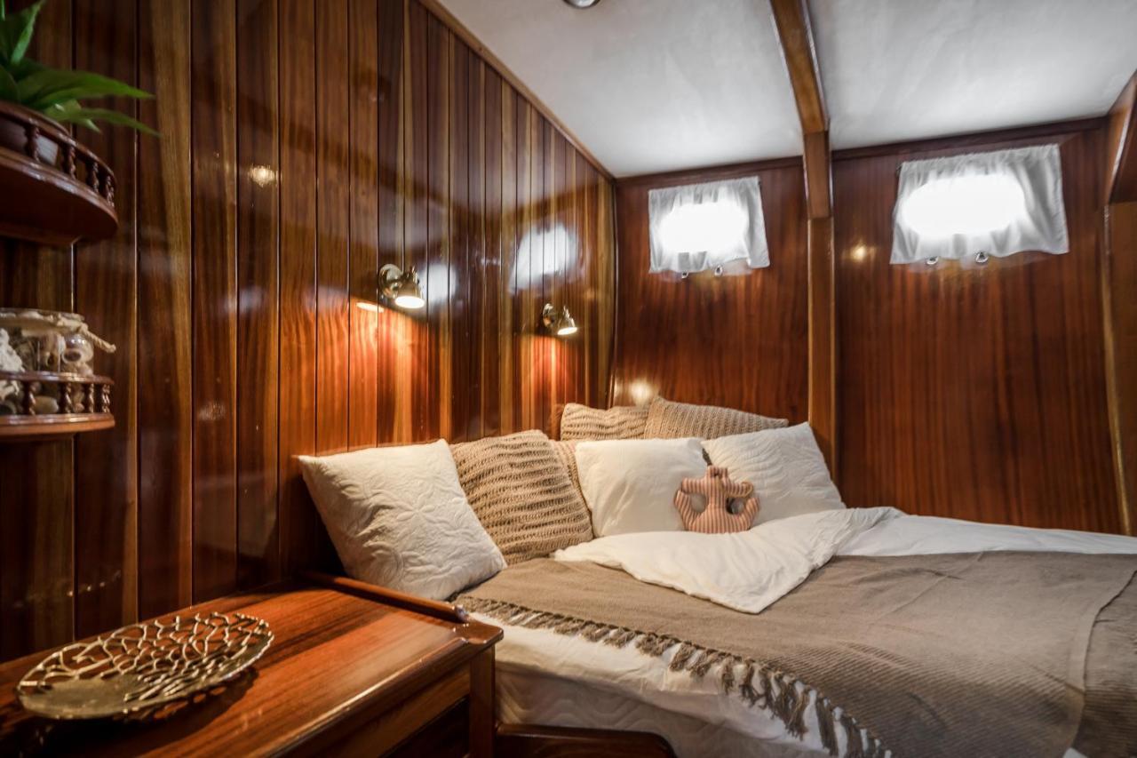 Spacious Yacht Hotel Barcelona City Center 5 Cabins Exterior photo
