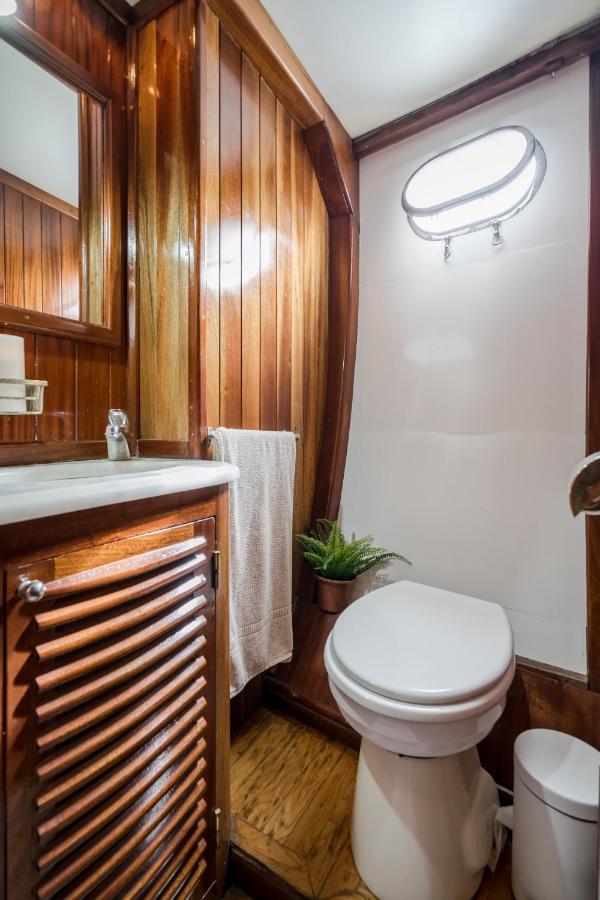 Spacious Yacht Hotel Barcelona City Center 5 Cabins Exterior photo