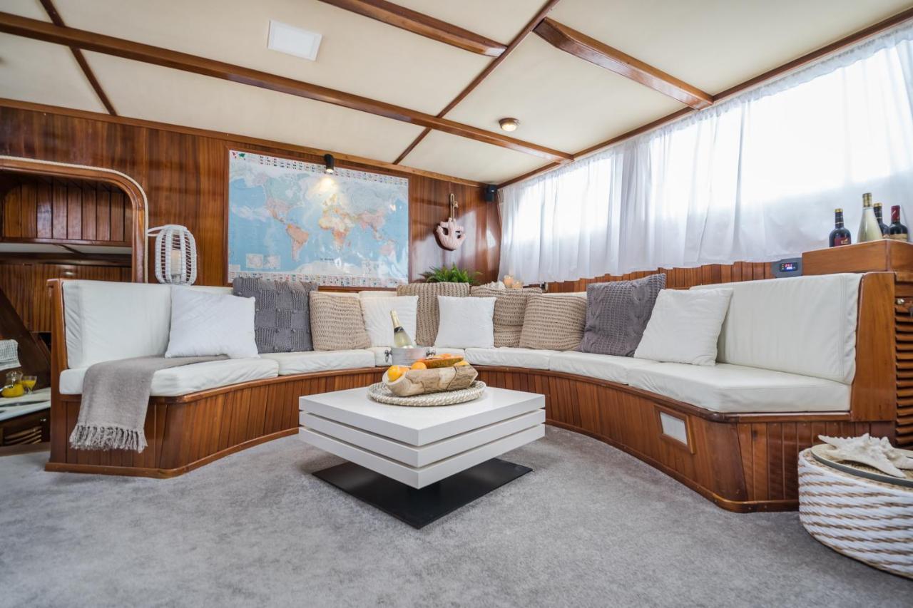 Spacious Yacht Hotel Barcelona City Center 5 Cabins Exterior photo